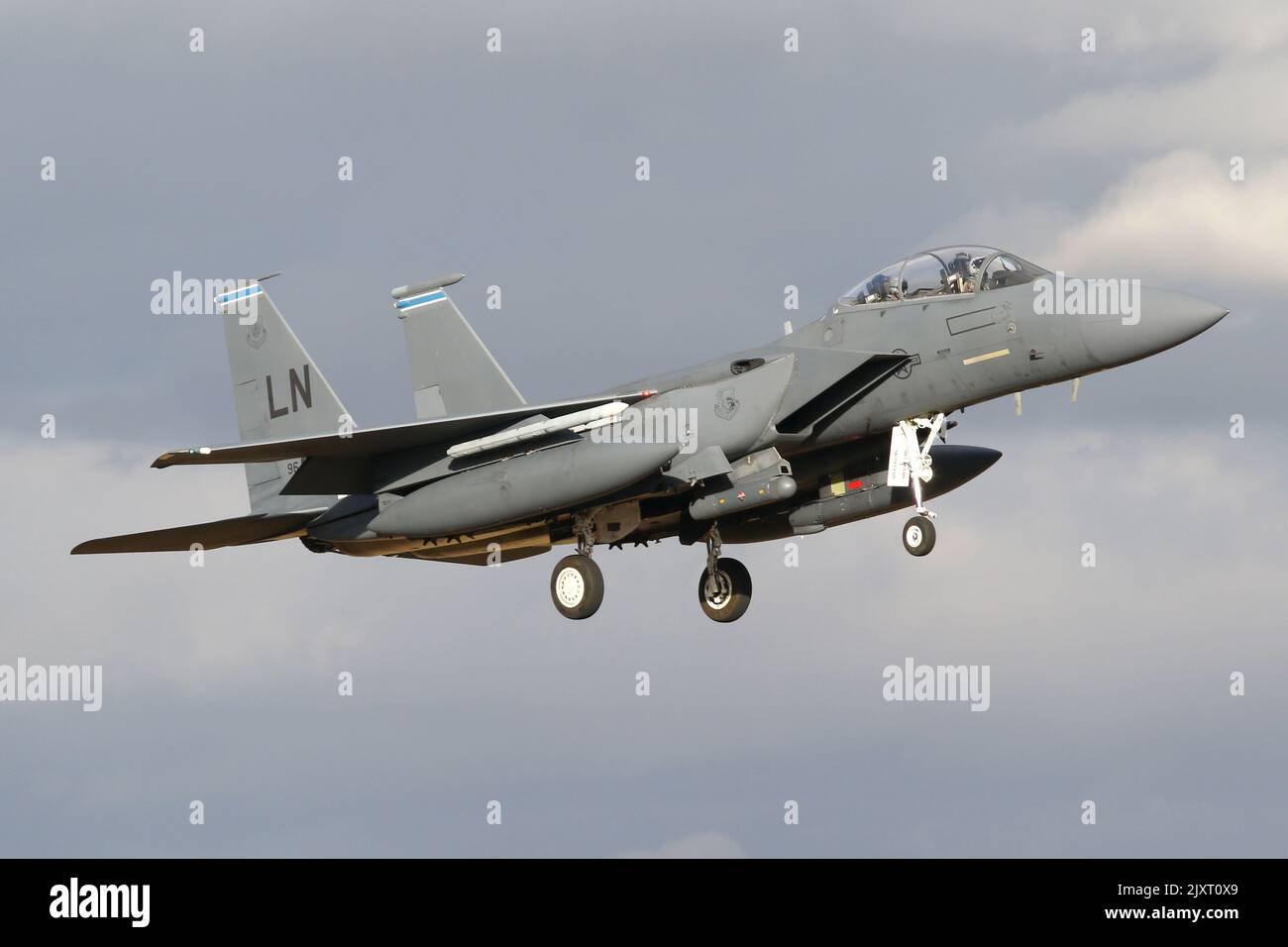 48. Fighter Wing F-15E kehrt gegen einen launischen Himmel nach RAF Lakenheath zurück. Stockfoto
