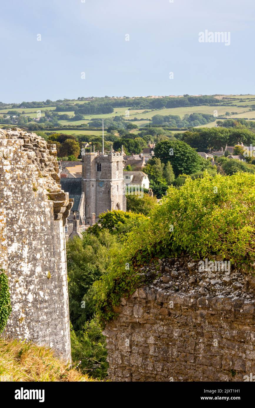 Blick auf die mittelalterliche Kirche auf der Burg corfe in dorset von der Burgruine oben, Blick auf die burg corfe von den Ruinen und die Landschaft dahinter. Stockfoto