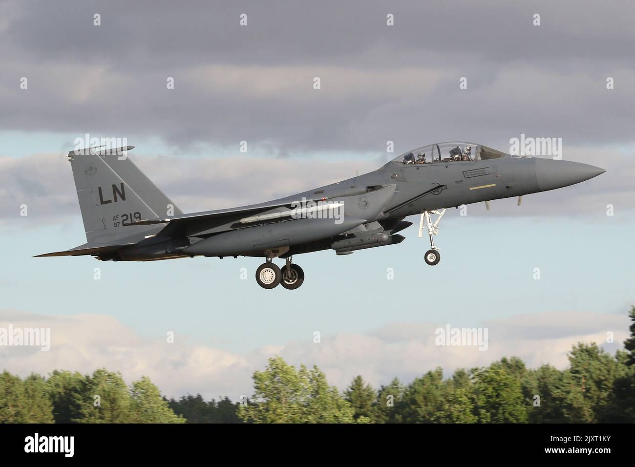48. Fighter Wing F-15E kehrt gegen einen launischen Himmel nach RAF Lakenheath zurück. Stockfoto