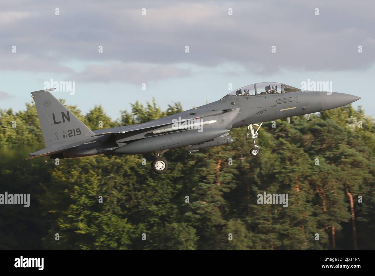 48. Fighter Wing F-15E kehrt gegen einen launischen Himmel nach RAF Lakenheath zurück. Stockfoto