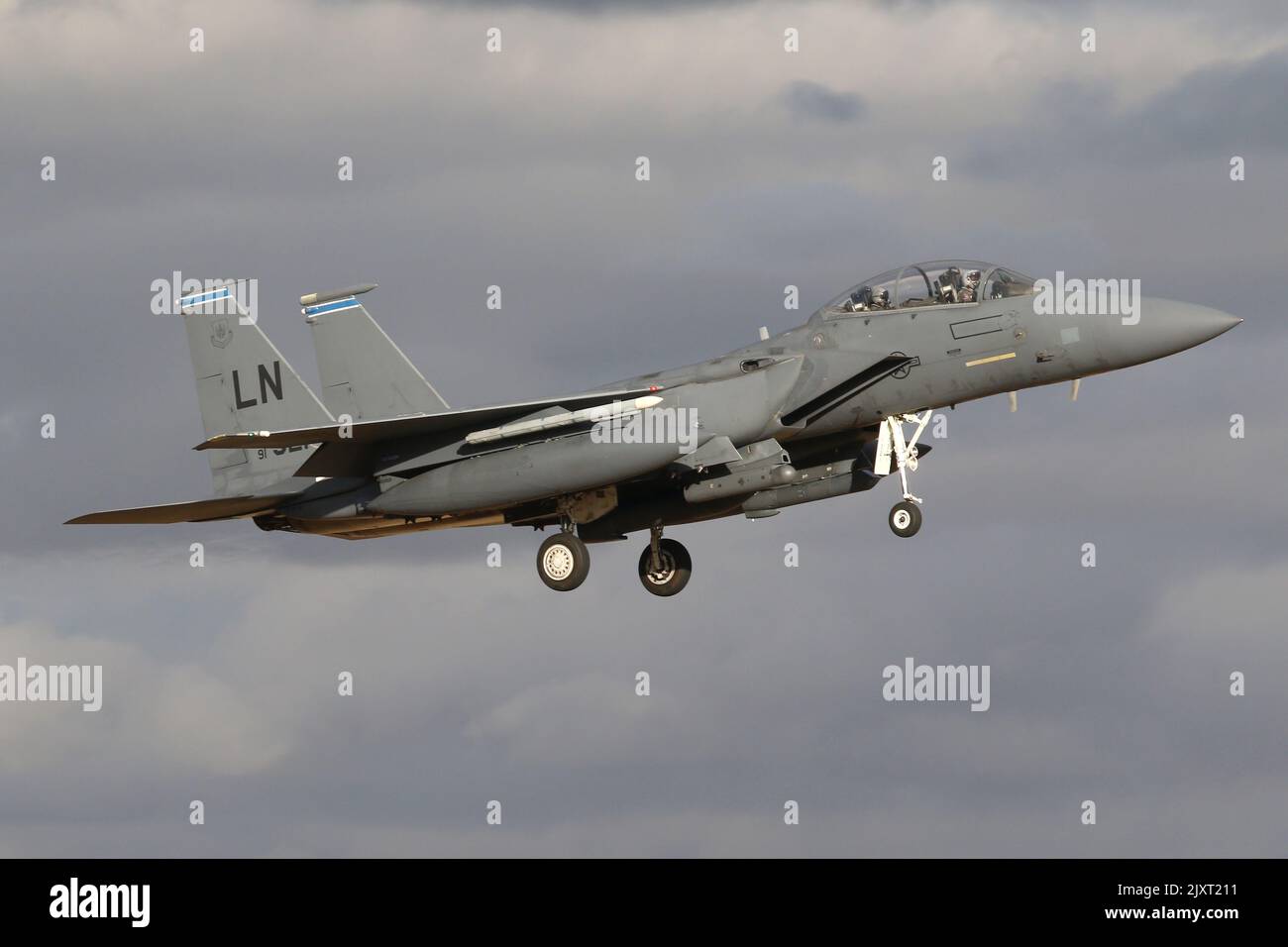 48. Fighter Wing F-15E kehrt gegen einen launischen Himmel nach RAF Lakenheath zurück. Stockfoto