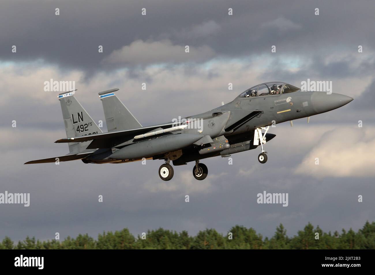 48. Fighter Wing F-15E kehrt gegen einen launischen Himmel nach RAF Lakenheath zurück. Stockfoto