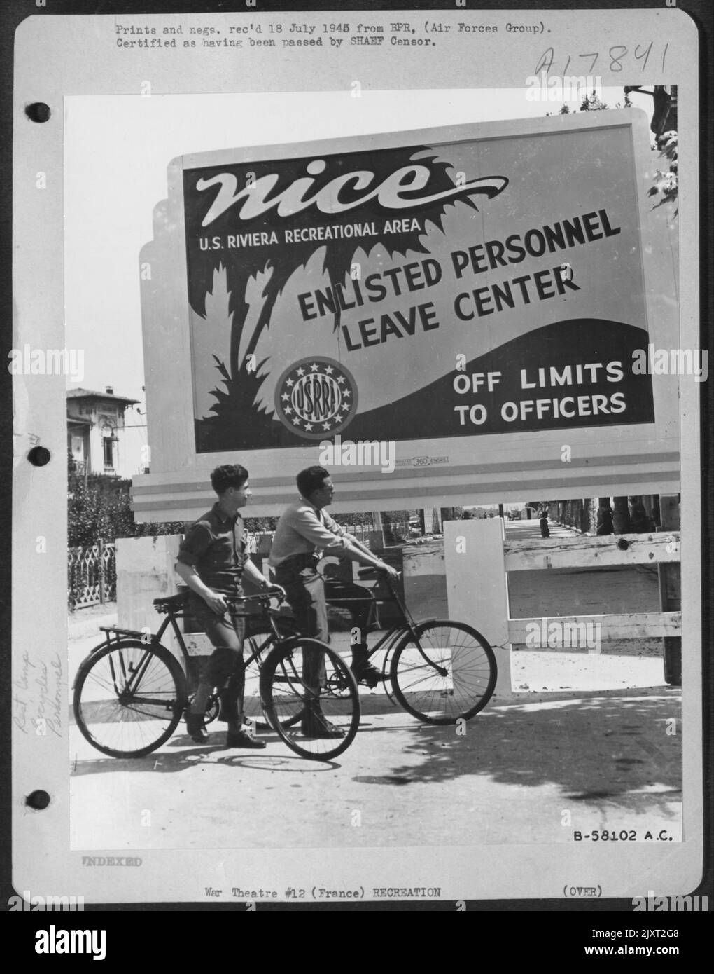 Fahrräder, Mit Denen Man Die Stadt Nizza, Frankreich, Erkunden Kann, Werden Für Besondere Gäste Wie Diese Airmen Zur Verfügung Gestellt. Alles Ist Zur Hand, Um Die Jungs 'Get Away From It All' Zu Machen. Stockfoto
