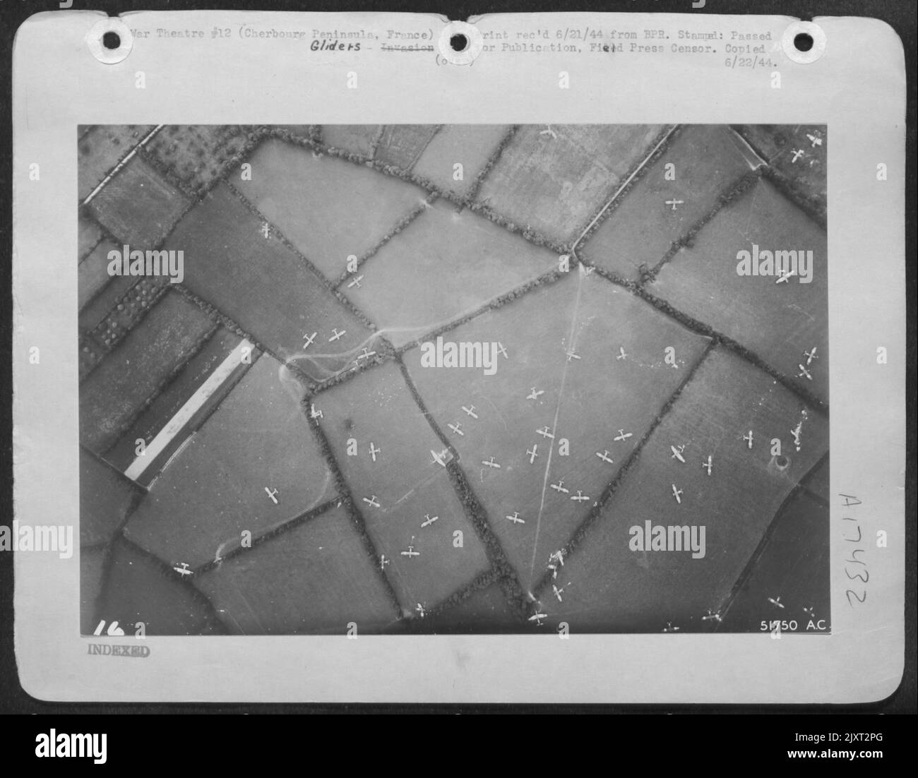 Segelflugzeuge, die britische 'Horsa' und die amerikanische CG-4 der 9. Air Force haben amerikanische Fallschirmjäger auf französischem Boden gelandet. Hier ist das Patchwork der Halbinsel Cherbourg zu sehen, wie es einige Stunden nach der Eröffnung von einem Aufklärungsflugzeug der Luftwaffe von 9. erschien Stockfoto