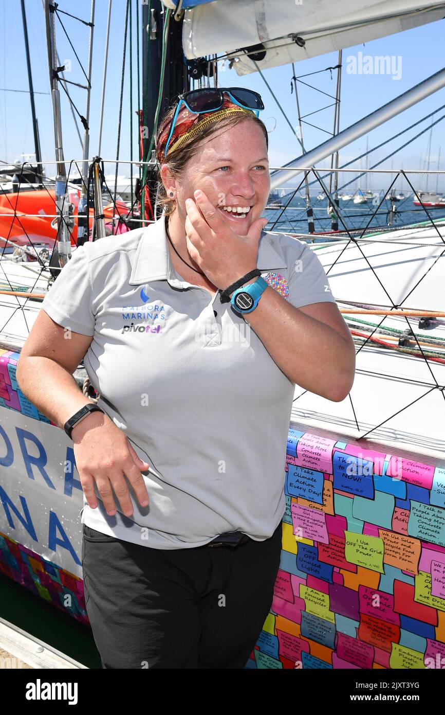Die australische Segelin Lisa Blair kommt auf ihrer Yacht Climate Action Now am Montag, den 17. Dezember 2018, in der Rushcutters Bay Marina in Sydney an. Blair kehrt mit ihrem Weltrekord nach Sydney zurück, die erste Frau zu sein, die solo, non-stop und ohne Hilfe durch Australien segelt. (AAP-Bild/Joel Carrett) Stockfoto