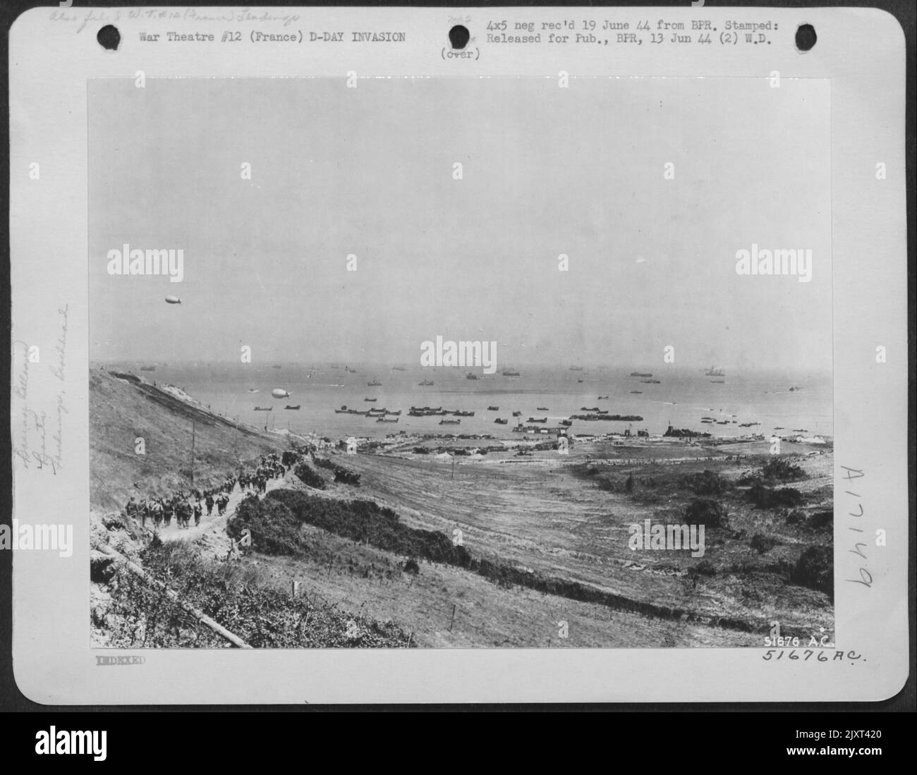 HAUPTQUARTIER NEUNTE LUFTWAFFE, ENGLAND: EINE SZENE VON EINEM STRANDKOPF. Geschützt durch das Geschoß der alliierten Marineeinheiten vom Meer und einen Luftschirm der alliierten Expeditionary Air Force und Ballonsperre dicht über dem Kopf; dies Stockfoto