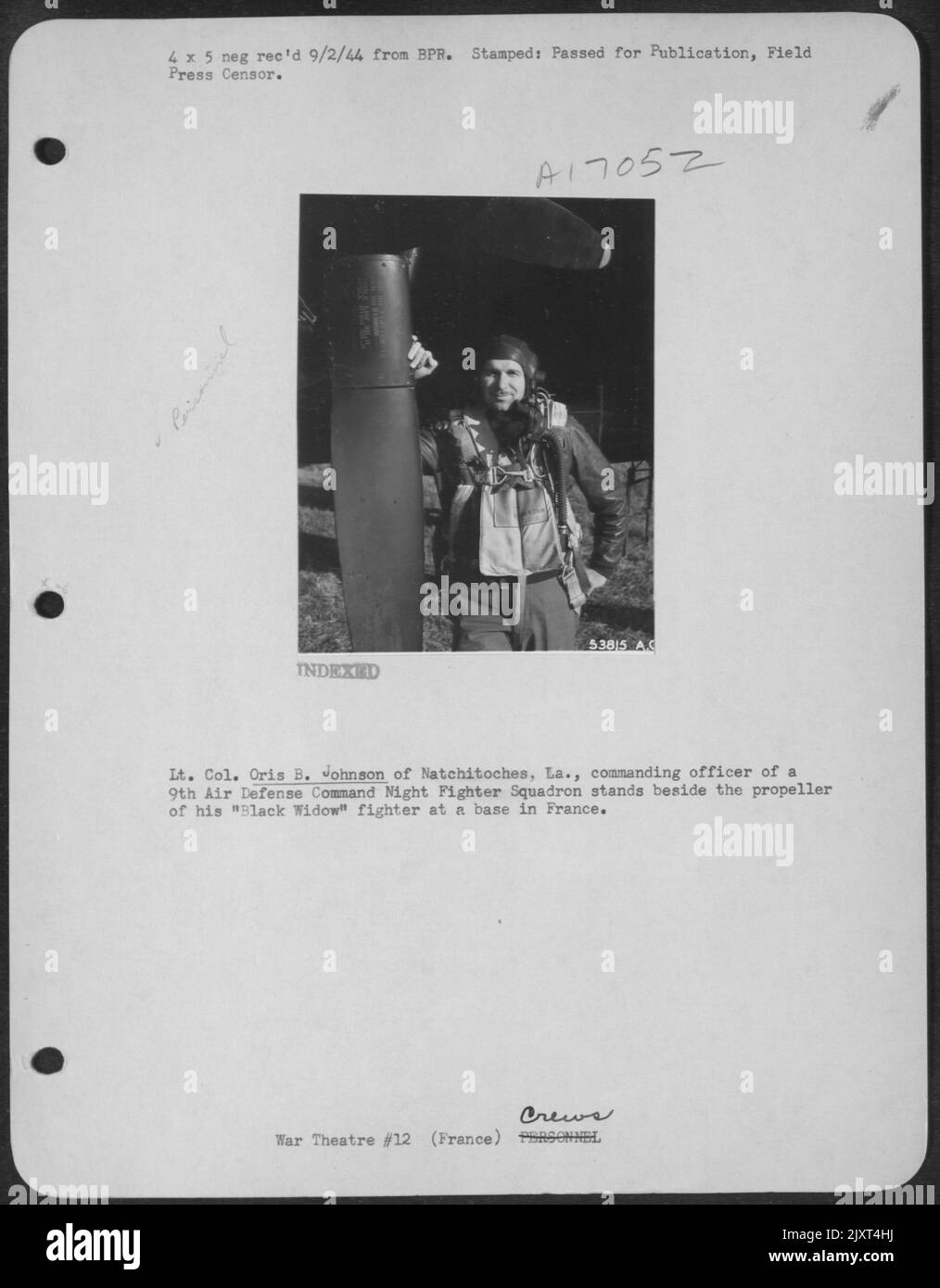 LT. Col. Oris B. Johnson aus Natchitoches, La., Kommandant eines 9. Air Defense Command Night Fighter Squadron, steht neben dem Propeller seines 'Black Widow' Kämpfers auf einer Basis in Frankreich. Stockfoto