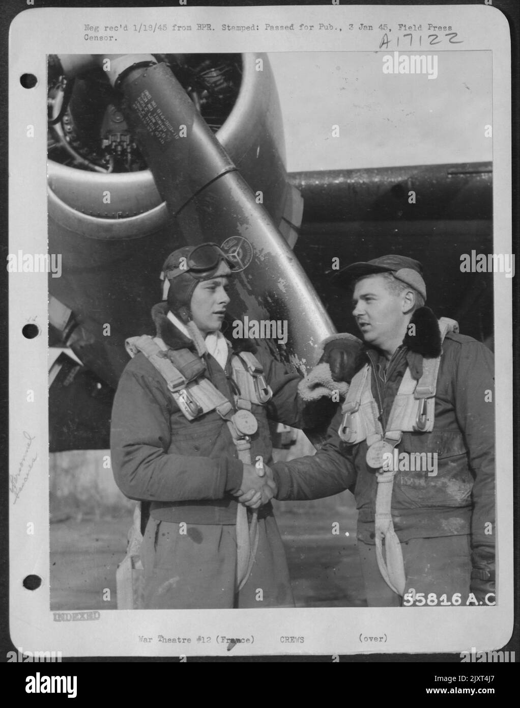 Schnelles Denken und Handeln von S/Sgt Douglas B. McKirgan, 515 Sawmill River, Aidsley, N.Y., rechts, Wahrscheinlich rettete Sgt Frank A. Matthes, Jr., Box 726 Sidney, Neb., während einer kürzlichen Razzia über Deutschland das Leben seines Mitschwanzschützers Sgt Frank A. Matthes. Stockfoto