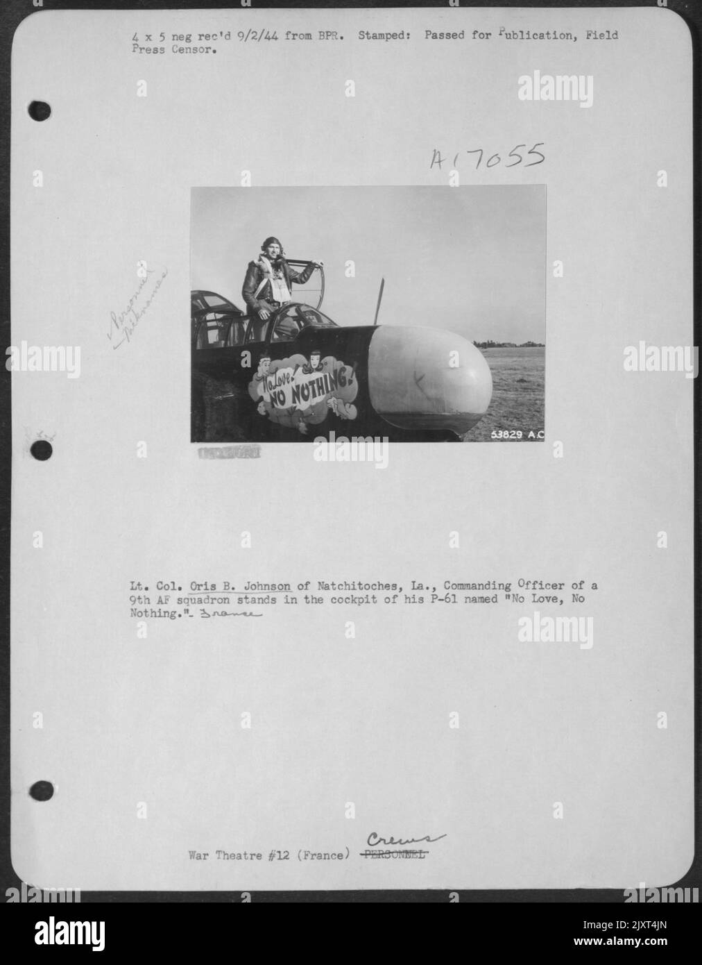 LT. Col. Oris B. Johnson aus Natchitoches, La., Kommandant einer 9. AF-Staffel, steht im Cockpit seiner P-61 mit dem Namen „No Love, No Nothing“. Frankreich Stockfoto