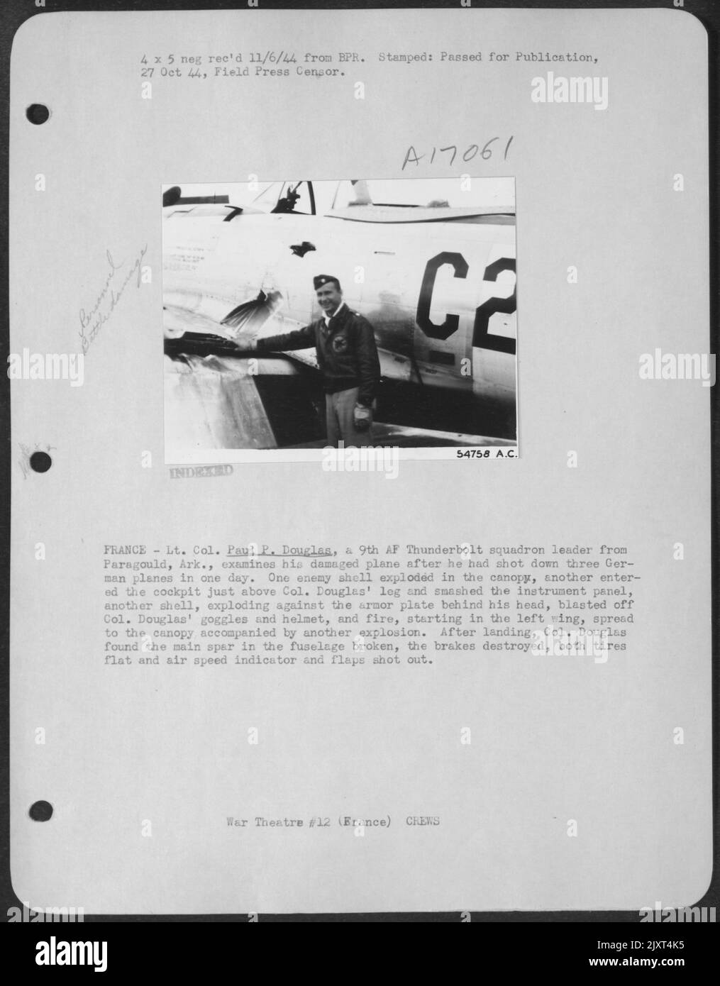 FRANCE-LT. Col. Paul P. Douglas, ein 9. AF Thunderbolt Squadron Leader aus Paragould, Ark., untersucht sein beschädigtes Flugzeug, nachdem er drei deutsche Flugzeuge an einem Tag abgeschossen hatte. Eine feindliche Schale explodierte im Baldachin, eine andere betrat das Cockpit Stockfoto