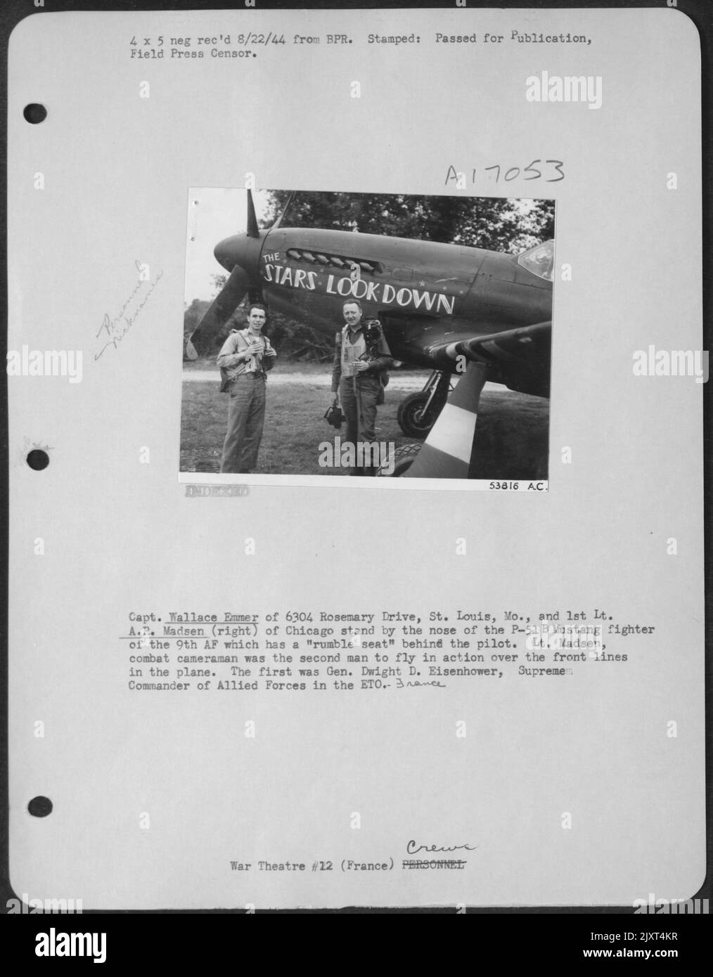 Capt. Wallace Emmer von 6304 Rosemary Drive, St. Louis, Mo., und 1. LT. A.R. Madsen (rechts) aus Chicago steht an der Nase des P-51 Mustang Kämpfers der 9. AF, der einen LT. Col. Oris B. Johnson aus Natchitoches, La., kommandierenden Offizier einer 9. hat Stockfoto