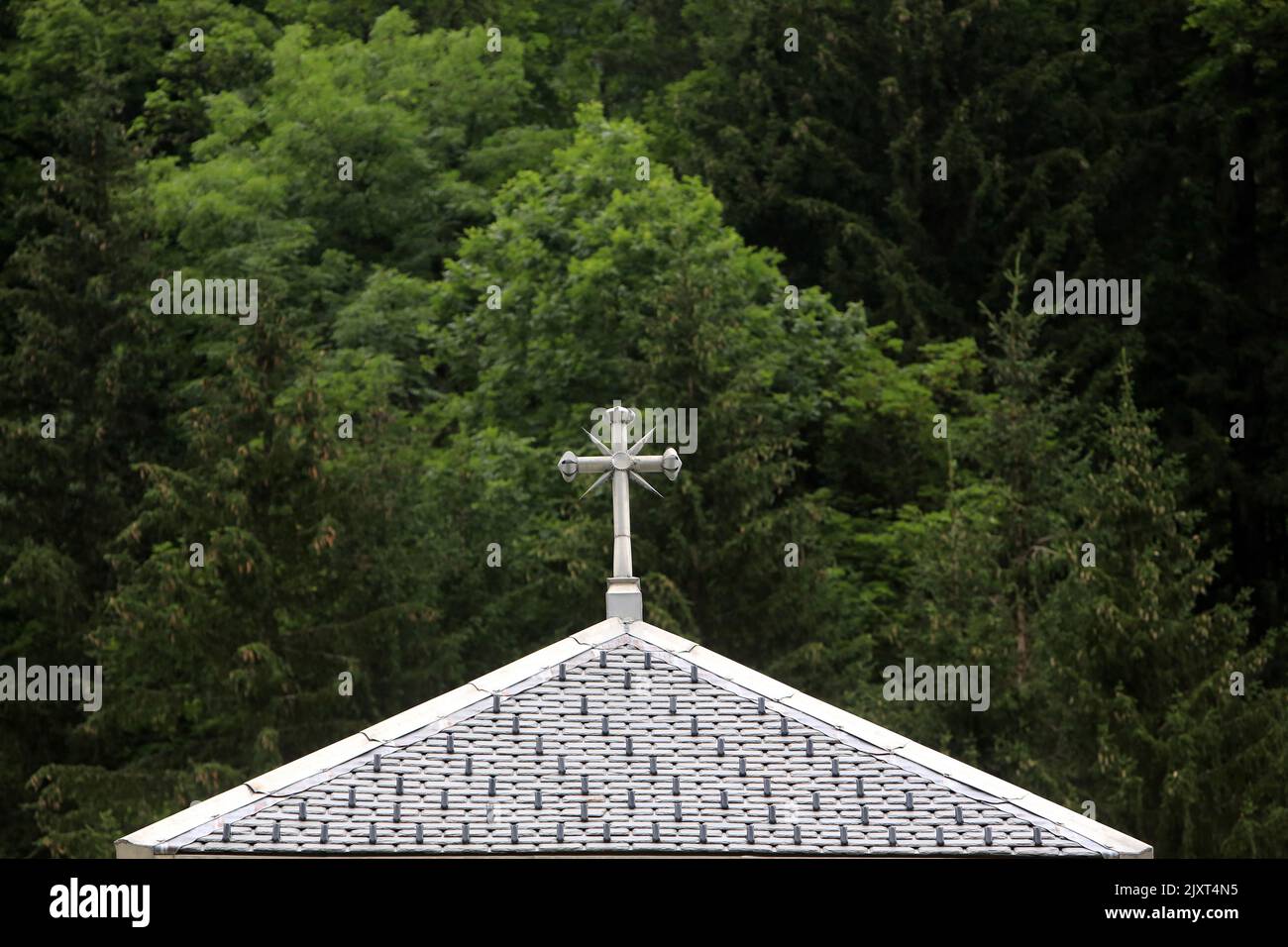 Croix sur le toit de l'église Notre-Dame de la Gorge. Les Contamines-Montjoie. Haute-Savoie. Auvergne-Rhône-Alpes. Frankreich. Europa. Stockfoto