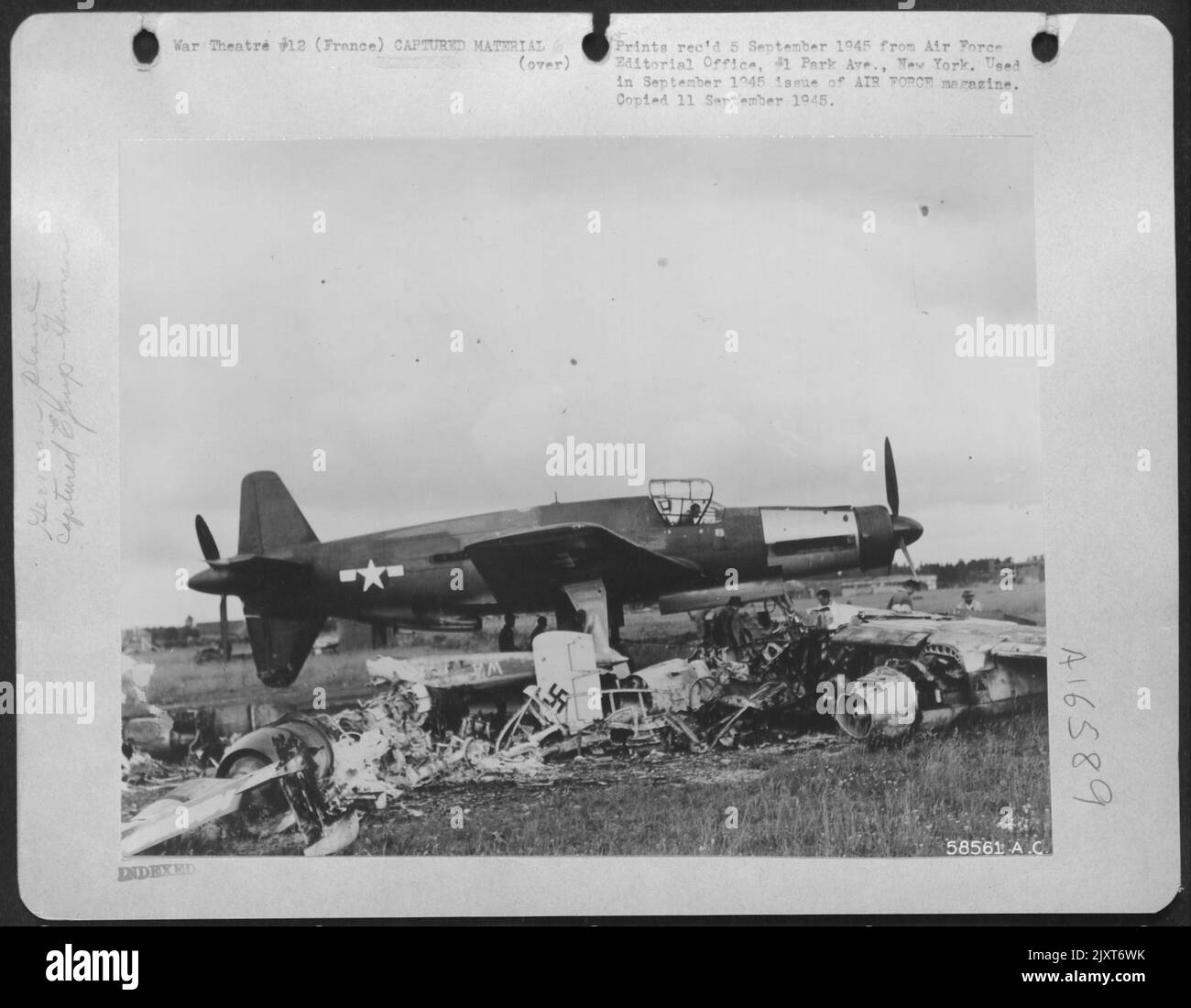 Dieser Dornier 335, der mit amerikanischen Markierungen dargestellt ist, wird von Einem Propeller angetrieben, der vorne montiert ist und von einem anderen, der hinten installiert ist. Frankreich. Stockfoto