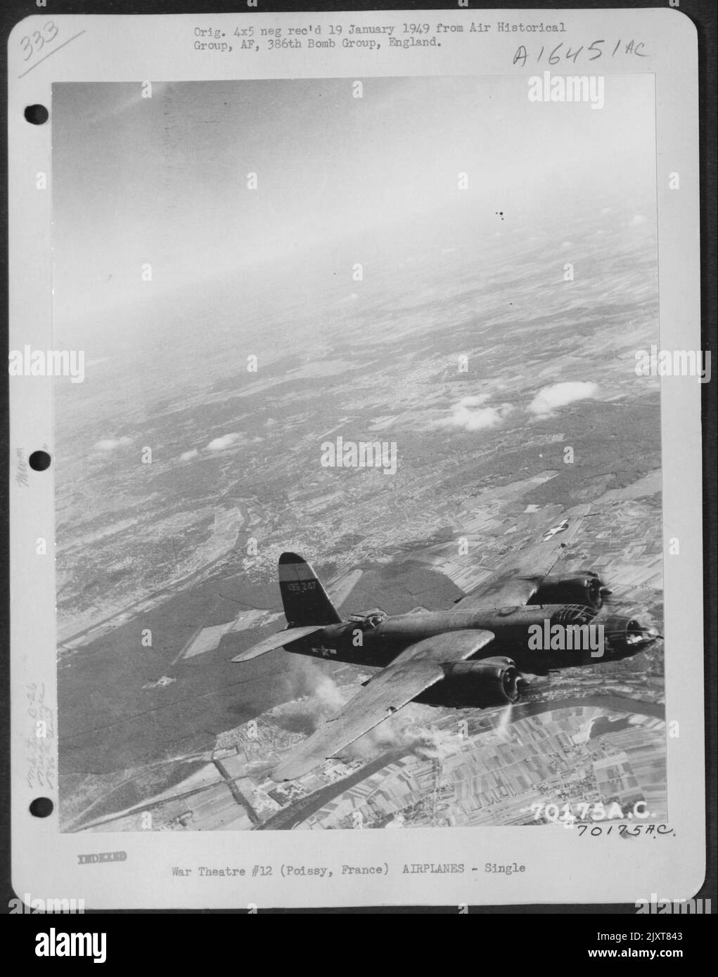 Die Martin B-26 'Carefree Carolyn' der 386Th Bomb Group fliegt während Einer Mission am 26. Mai 1944 über Poissy, Frankreich, um feindliche Installationen zu bombardieren. Stockfoto