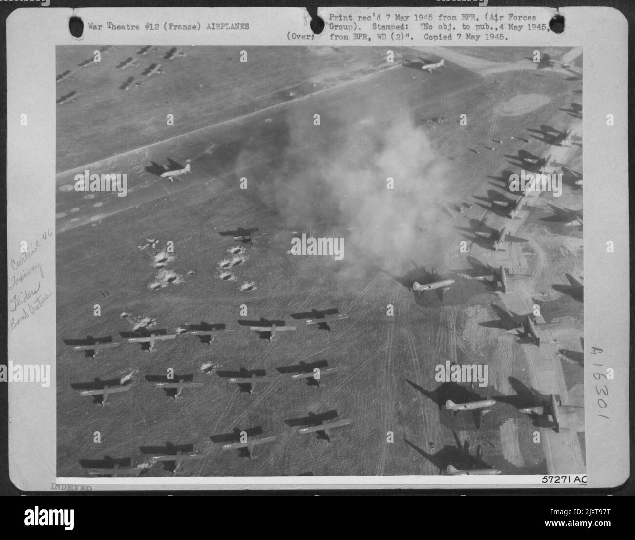 Von ihrem Stützpunkt irgendwo in Frankreich aus, heben diese Curtiss C-46S der US-Truppe Carrier Forces des Generalmajors Paul L. Williams, beladen mit Fallschirmjägern, auf dem, was sich als der größte Luftangriff des Krieges erwies. Stockfoto