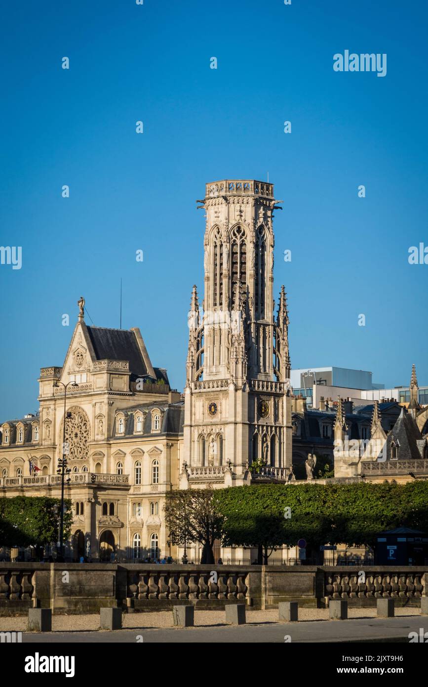 Die Kirche Saint-Germain-l'Auxerrois im gotischen Stil ist eine römisch-katholische Kirche im ersten Arrondissement, Paris, Frankreich Stockfoto