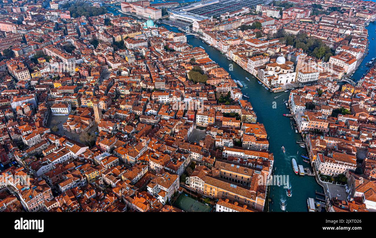 Luftaufnahme von Venedig, Italien. Flug über die Stadt der Kanäle, wunderschöne Brücken, Gondelfahrten. Die Hauptstadt der italienischen Region Venetien auf kleinen Inseln Stockfoto