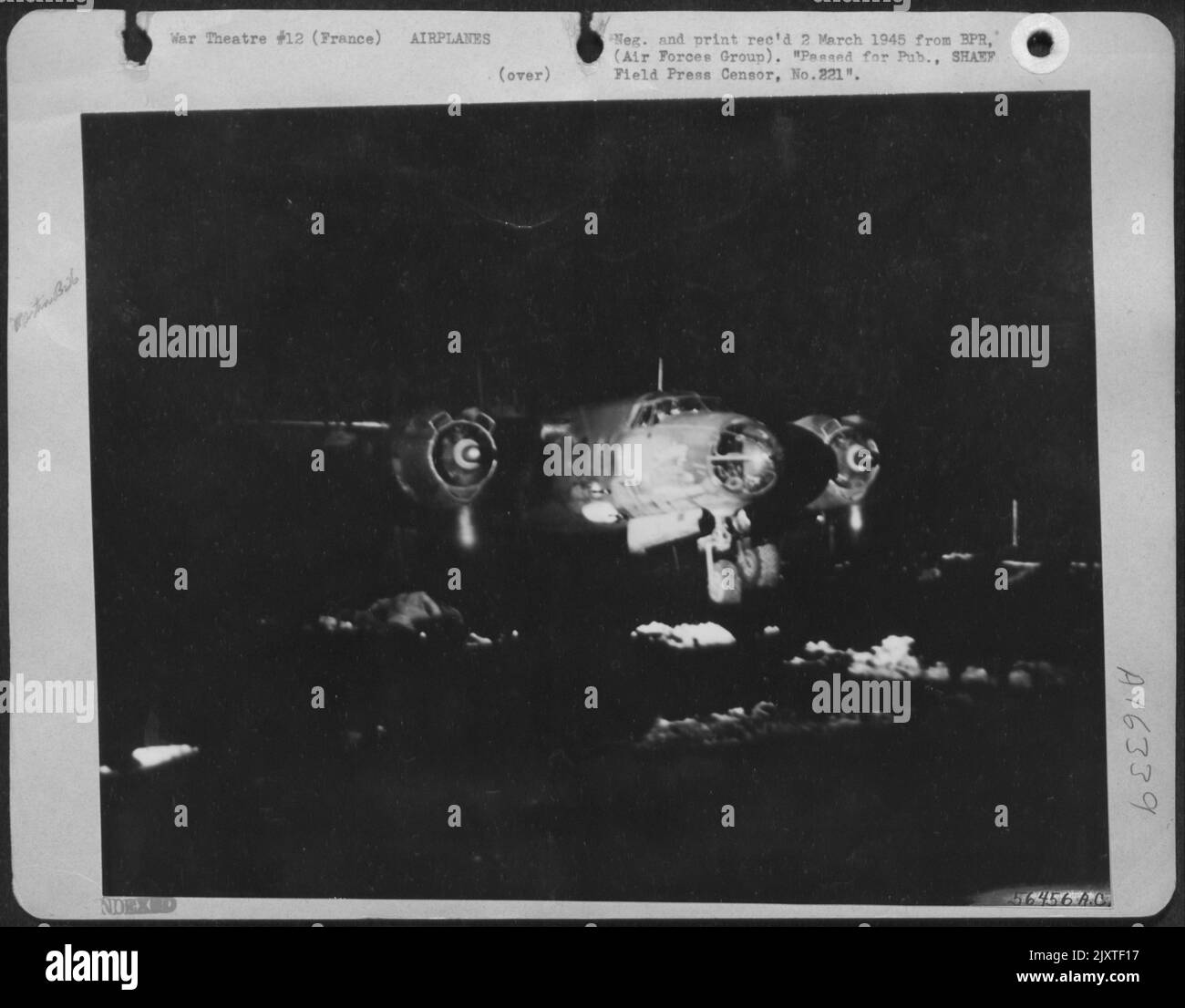 'Smokey', eine neunte Luftwaffe Martin B-26 Marauder, 'homed' von Suchlichtstrahlen nach Abschluss der 164.-Mission des mittleren Bombers gegen feindliche Ziele. Die Strahlen nahmen die Martin B-26 auf, tief auf Gas und mit seiner Funkkommunikation Stockfoto