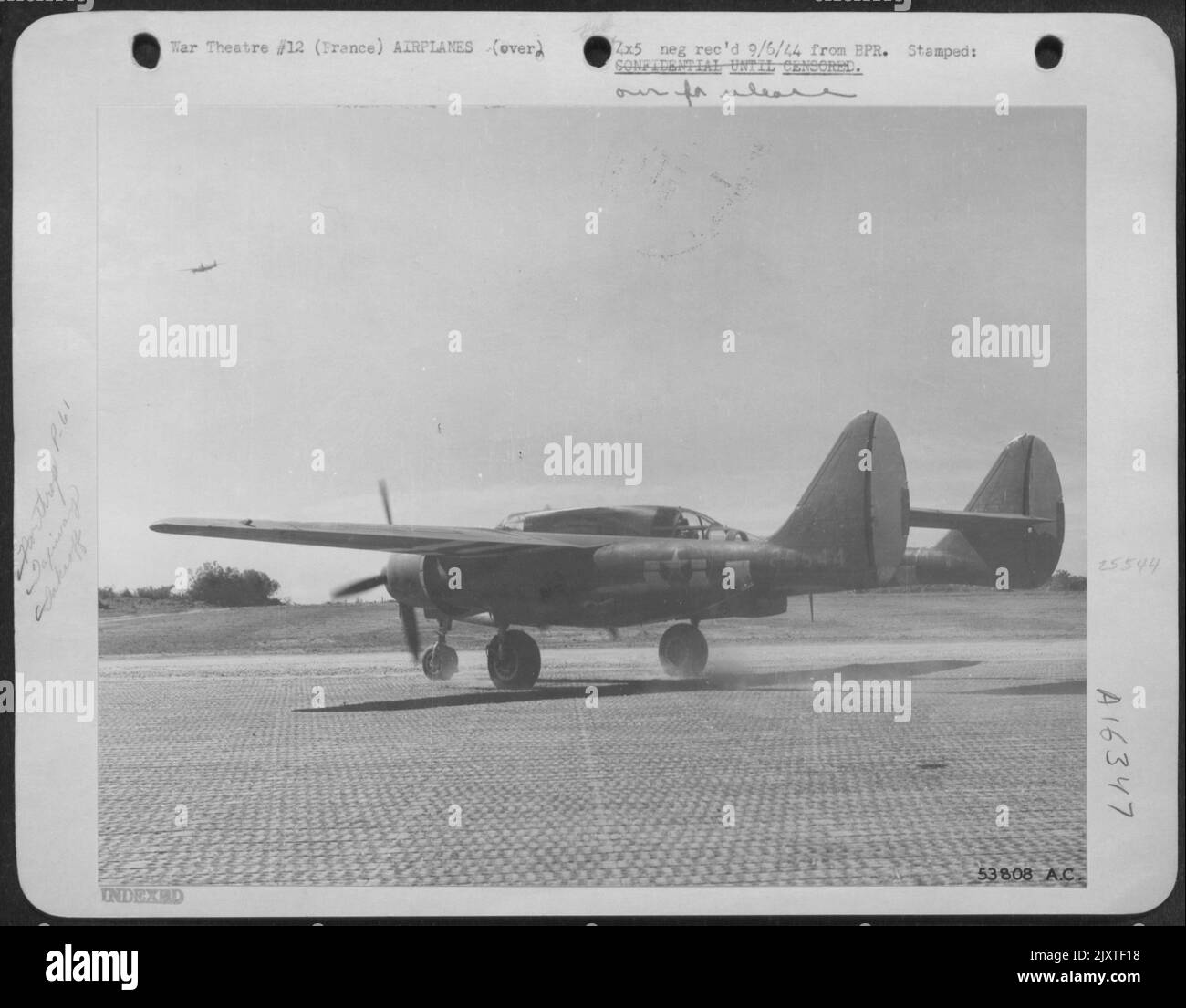 Eine Northrup P-61 Black Widow, Nachtjägertaxis zum Start. P-61 sind unter dem 9. Air Force Defence Command tätig. Stockfoto