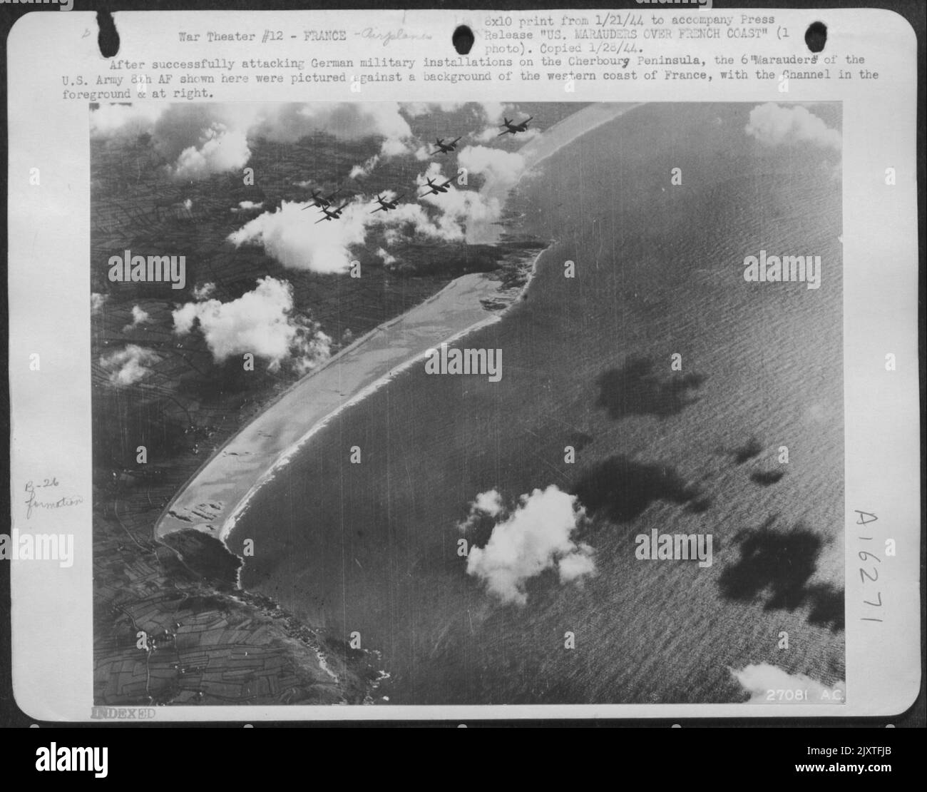 Nach dem erfolgreichen Angriff auf deutsche Militäreinrichtungen auf der Cherbourg-Halbinsel wurden die 6 hier gezeigten 'Marodeus' der US-Armee 8. AF vor einem Hintergrund der Westküste Frankreichs mit dem Kanal im Vordergrund & abgebildet Stockfoto