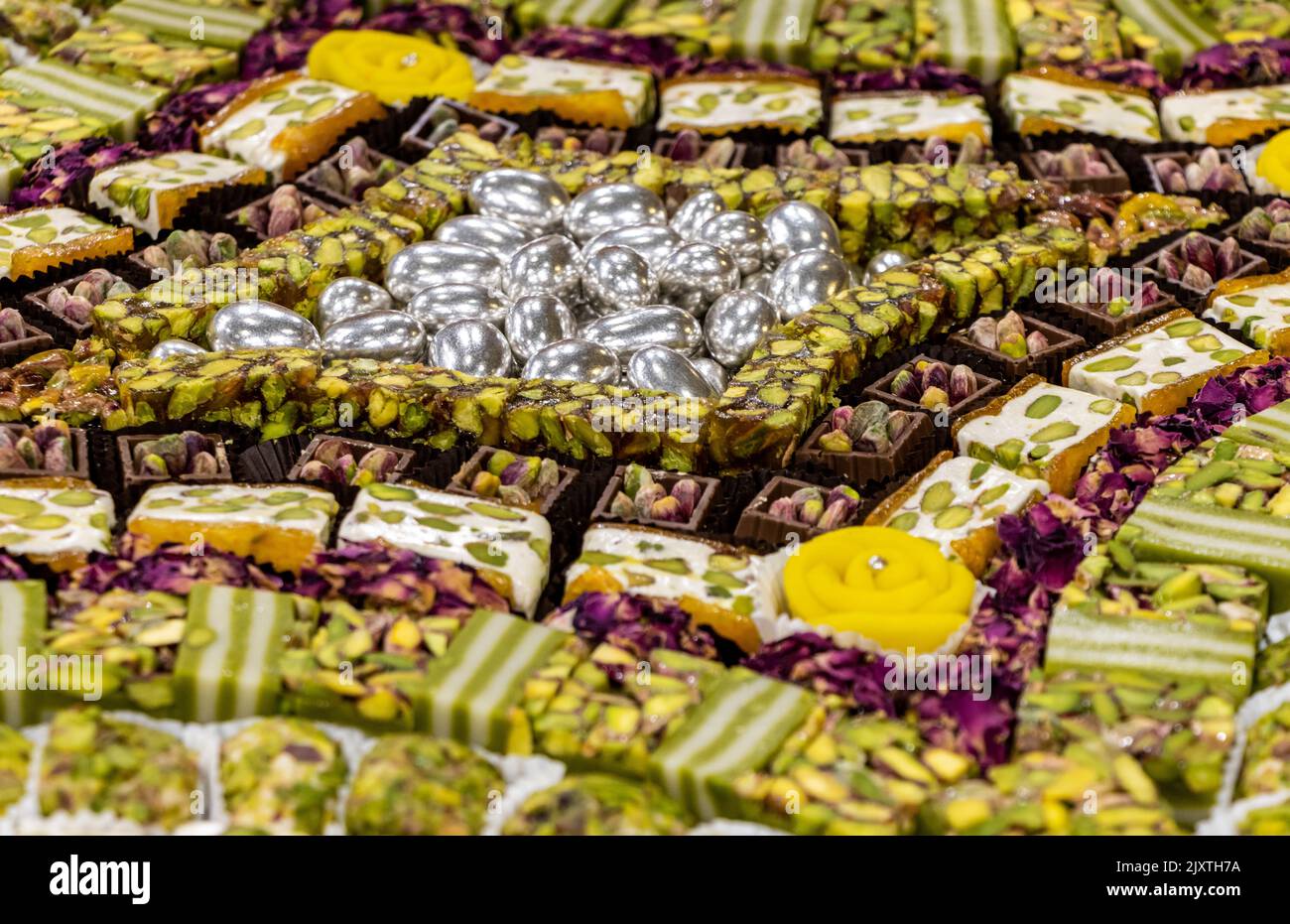 Verschiedene türkische und mittelöstliche Süßigkeiten im Dessertladen Stockfoto