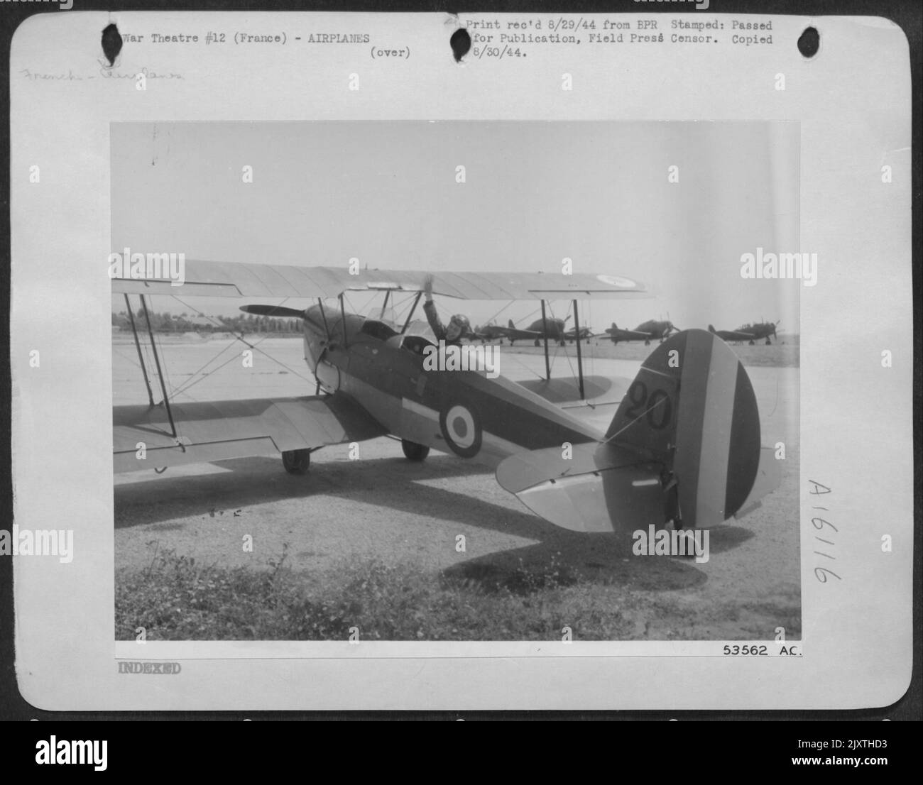 „Wrong Way“- und „Inside Out, Upside Down“-Fliegen wird erfahrenen französischen Kampfpiloten in diesem alten Bi-Flugzeug, einem Stempel belgischer Manufaktur, beigebracht, das jetzt mit einem britischen Gypsy-Motor angetrieben und mit Schweizer und deutschen Instrumenten ausgestattet ist. Stockfoto