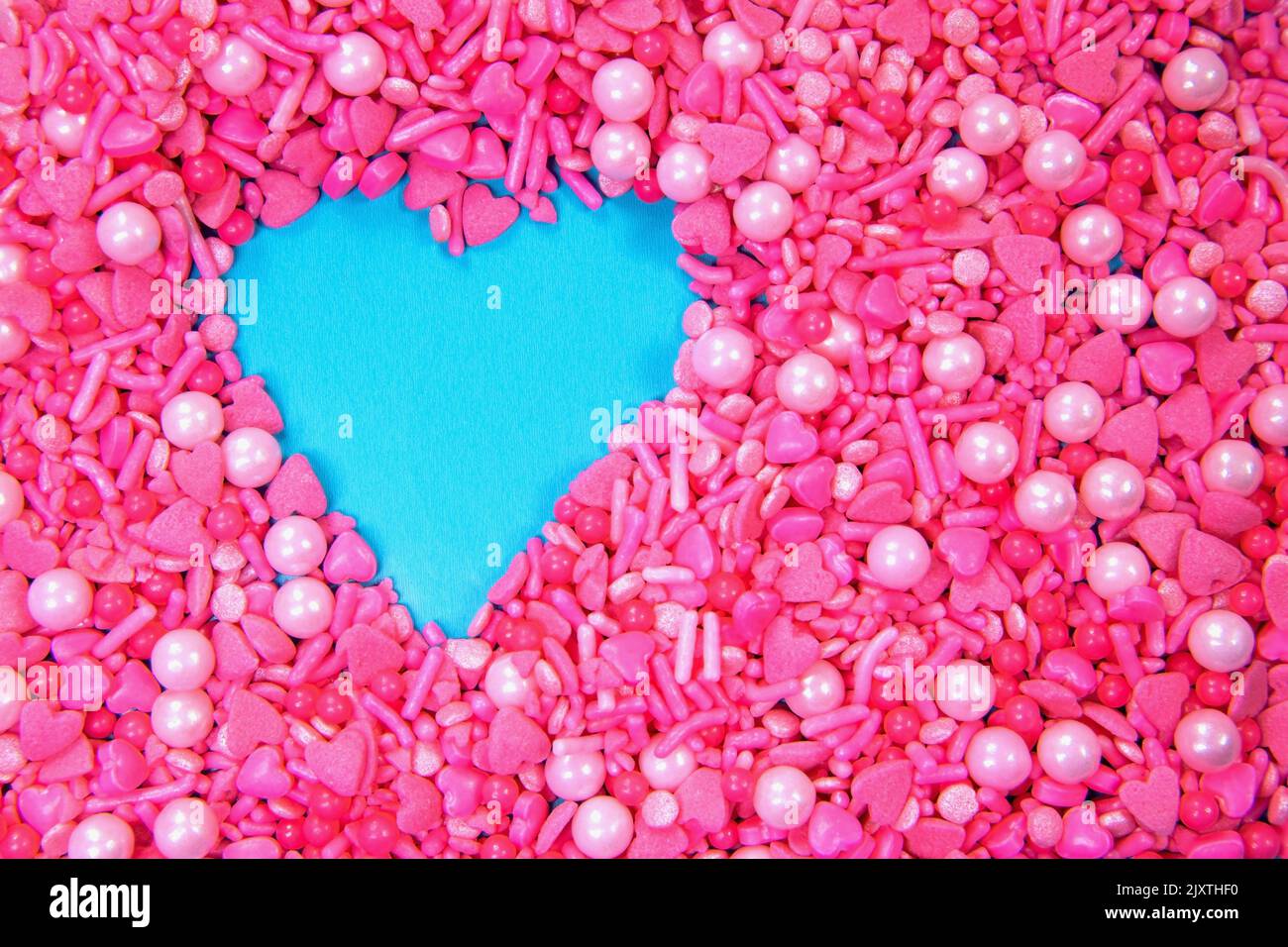 Vollformat rosa Herz streut und eine türkisfarbene Herzform, Copy Space Stockfoto