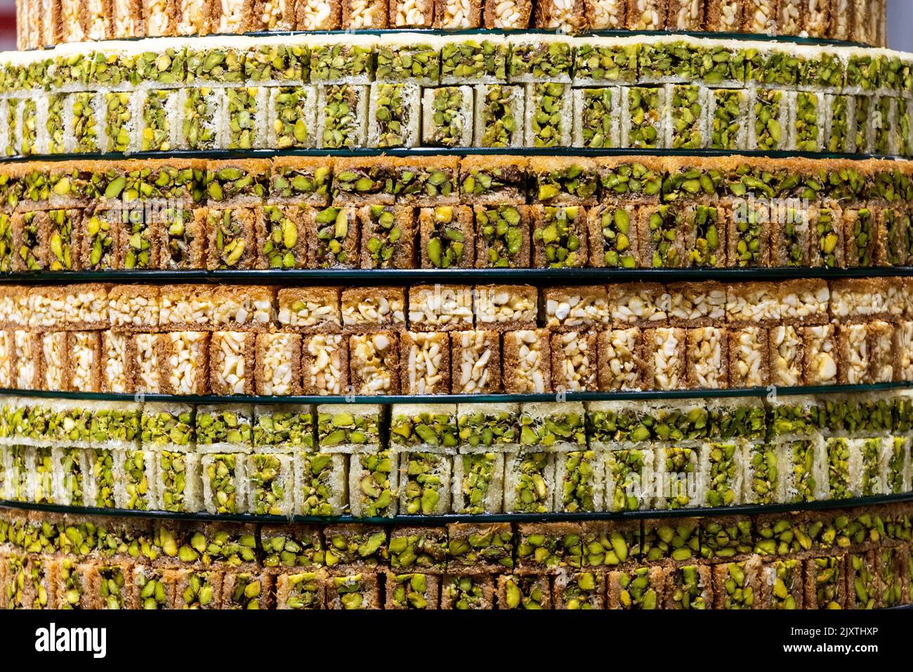 Verschiedene türkische und mittelöstliche Süßigkeiten im Dessertladen Stockfoto