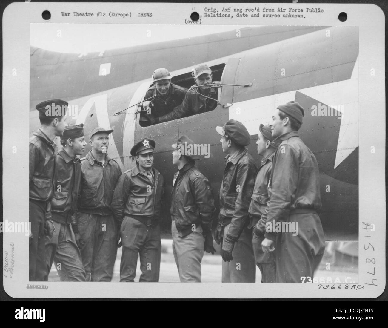 Crew-Mitglieder Einer Boeing B-17 'Flying Fortress' diskutieren die gefährliche Heimreise einer Mission über Frankfurt, Deutschland, bei der beide Motoren von Feindflak ausgeschlagen wurden. Crew-Mitglieder Sind: Sgt. David Cameron, Boothwin, Pennsylvania; S/Sgt. Ruben Kisner, D Stockfoto