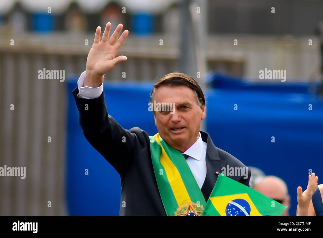 Brasília, DF - 07.09.2022: COMEMORAÇÕES 7 DE SETEMBRO EM Brasília - Foto-Präsident Jair Bolsonaro kam in einem offenen Wagen neben Primera Dama Michele Bolsonaro an der Parade an. An diesem Mittwoch (7.) finden am 7.. September die gedenkfeiern zum zweihundertjährigen Jubiläum der Unabhängigkeit Brasiliens statt. An der Veranstaltung in Brasília nahmen Präsident Jair Bolsonaro und mehrere Behörden Teil. (Foto: Ton Molina/Fotoarena) Stockfoto