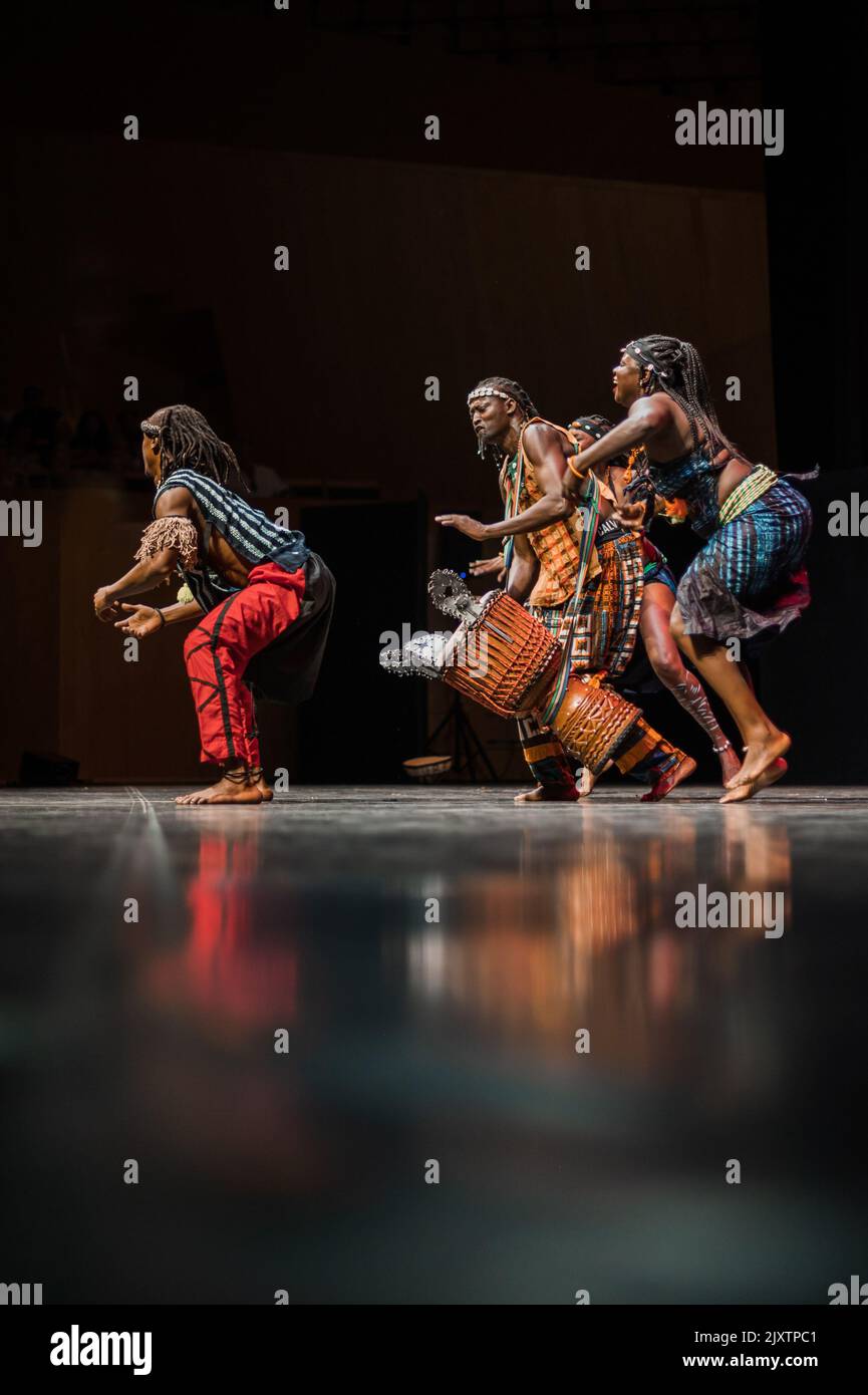 Dulumba Tanzformation aus Guinea-Conakry in Eifolk, XXXI Internationales Treffen der Folklore Stadt Zaragoza, Spanien Stockfoto