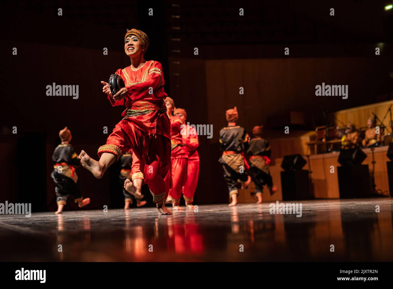 Krida Budaya Tanzformation aus Indonesien bei Eifolk, XXXI Internationales Treffen der Folklore Stadt Zaragoza, Spanien Stockfoto