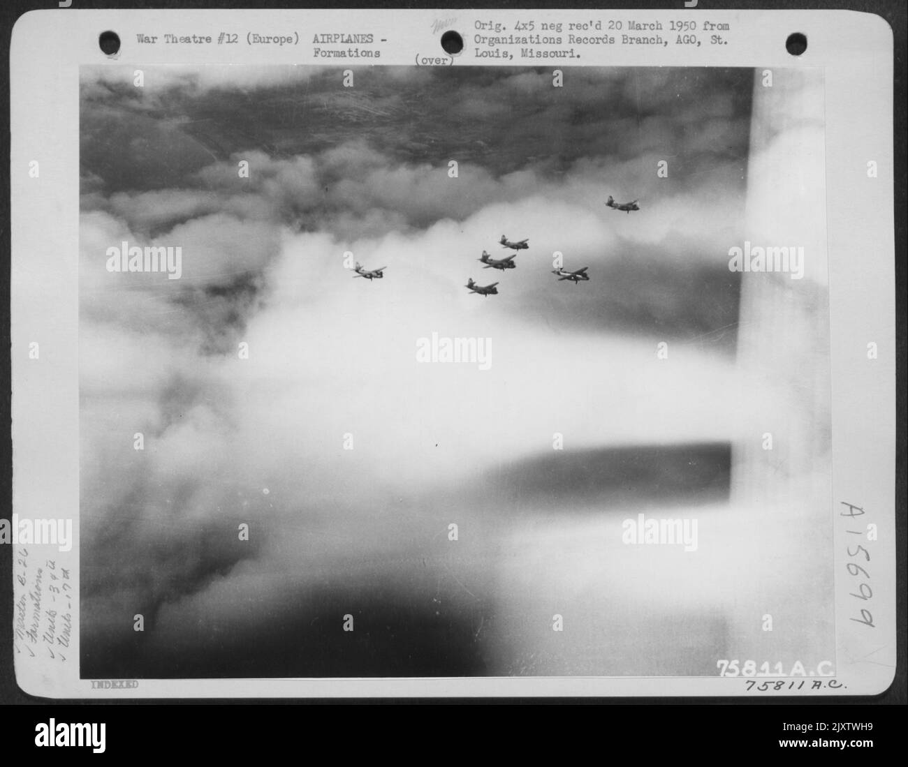 Europa - Eine Formation von Martin B-26 Marodeur der 34. Bombenschwadron, 17. Bombengruppe auf dem Weg zum Ziel im von Deutschland besetzten Gebiet. Stockfoto