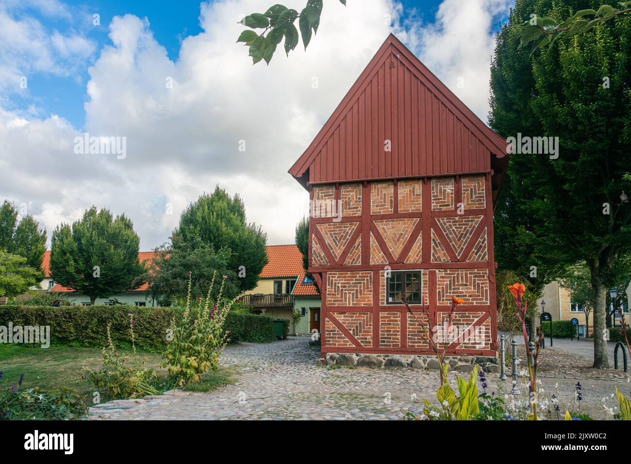Ystad, Schweden - 6 Sep, 2022: Altes Fachwerkhaus in einem Park im Zentrum der Stadt Stockfoto