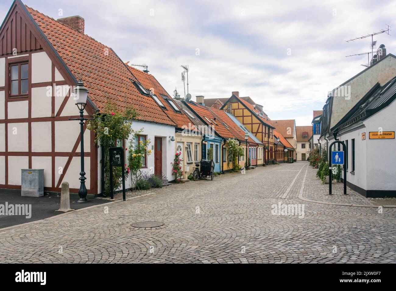 Ystad, Schweden - 6 Sep, 2022: Ein Wohngebiet im Stadtzentrum mit kopfsteingepflasterten Straßen und bunten Häusern Stockfoto