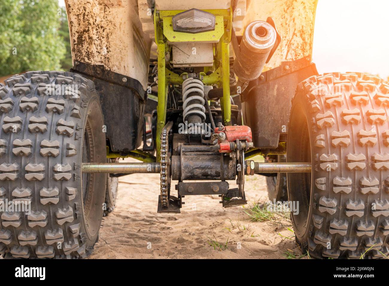 Rückansicht des ATV auf sandigen Boden Stockfoto