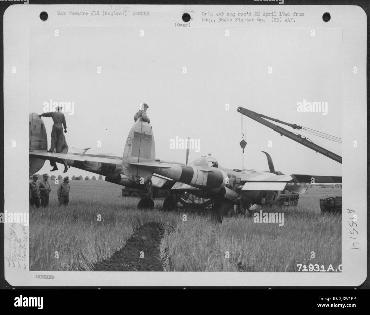 Ein Hoist ist an Eine Lockheed P-38 (A/C 42-68144) der 364Th Fighter Group, 67. Fighter Wing, angespannt, die an ihrer 8. Air Force Station F-375, Honnington, England, Eine Crash Landing durchgeführt hat. 7. Juli 1944. Stockfoto