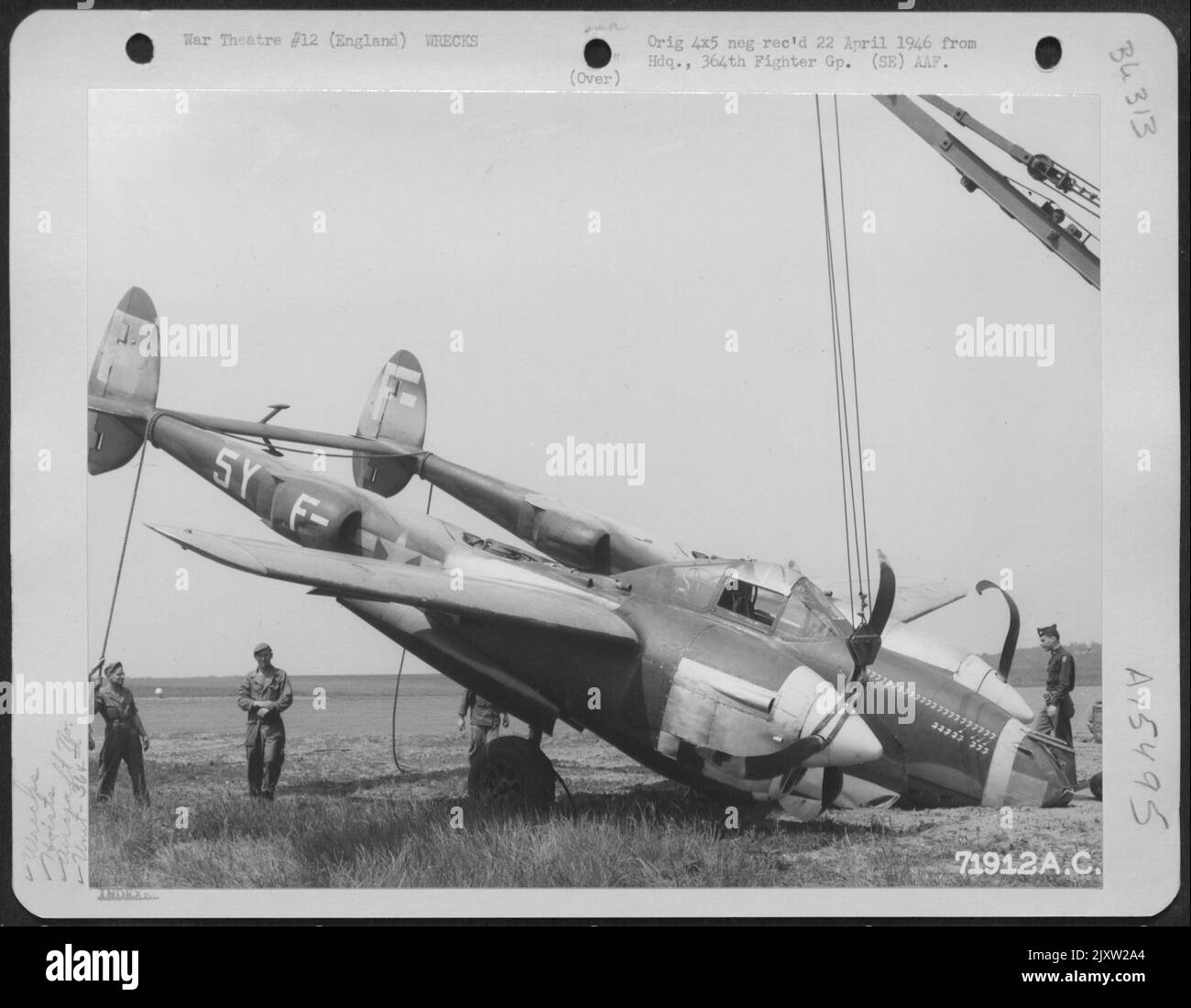 Ein Hoist ist an die Lockheed P-38 (A/C 42067980) der 364Th Fighter Group, 67. Fighter Wing, angespannt, die eine Crash Landing bei 8. Air Force Station F-375, Honnington, England, machte. 30 Mai 1944. Stockfoto