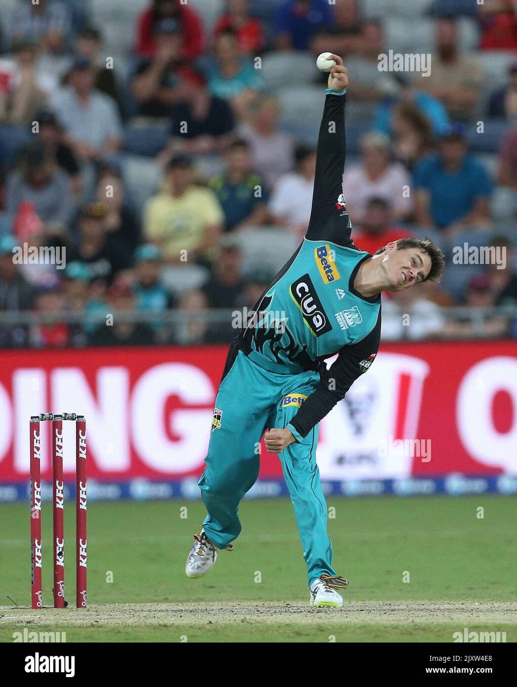 Mitchell Swepson von Brisbane Heat Bowling während des Big Bash League (BBL)-Spiels zwischen den Melbourne Renegades und der Brisbane Heat im GMHBA Stadium in Geelong, Sonntag, 13. Januar 2019. (AAP-Bild/Hamish Blair) Stockfoto