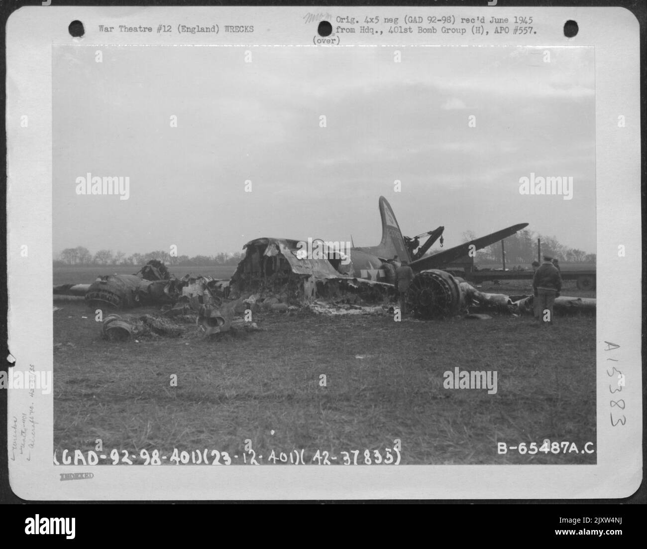 Wrack einer Boeing B-17 'Flying Fortress' (A/C-Nr. 42-37835) der 401. Bomb Group auf einem 8. Air Force Base in England, 23. Dezember 1943. Stockfoto