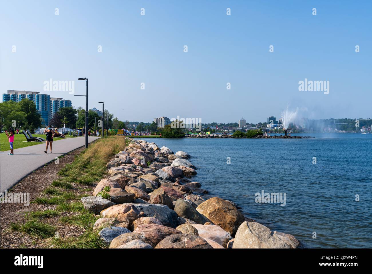 Barrie, Ontario, Kanada - Juli 25 2021 : Wanderweg am Ufer der Kempenfelt Bay, Lake Simcoe im Sommer. Centennial Park Waterfront Fountain. Stockfoto