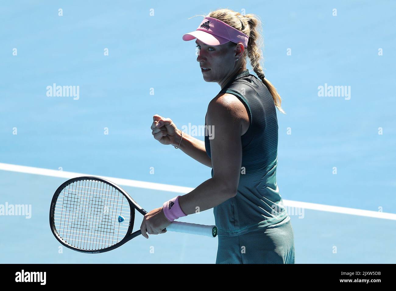Angelique Kerber aus Deutschland im Einsatz gegen Polona Hercog aus Slowenien am ersten Tag des Australian Open Tennisturniers in Melbourne, Montag, 14. Januar 2019. (AAP-Bild/David Crosling) Stockfoto