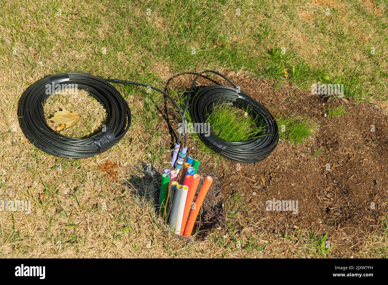 Rohre für Kabel mit Glasfaser für das Internet werden unterirdisch verlegt Stockfoto