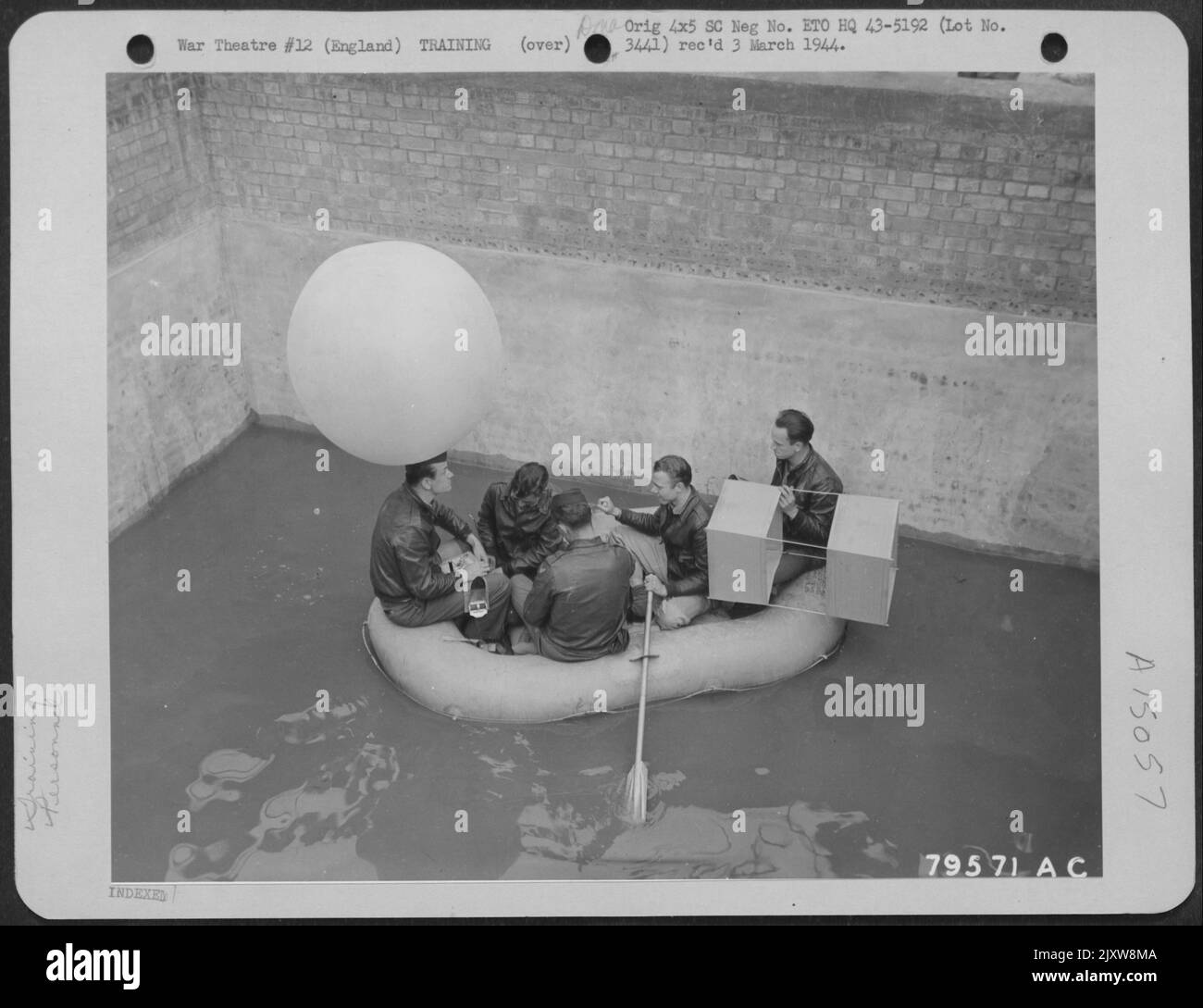 T/Sgt. H.C. Grün von Russiville, Ky., hat den Wetterballon auf dem Kopf und T/Sgt. J. Paulicke aus Coverdale, Penn., hält den Wetterritter als T/Sgt. T.R. Enochs of Amarillo, Texas (Zurück zur Kamera), T/Sgt. E.O. Krouse Of Huntingdon, Penn., (Kamera Mit Blick Auf Die Kamera) Stockfoto
