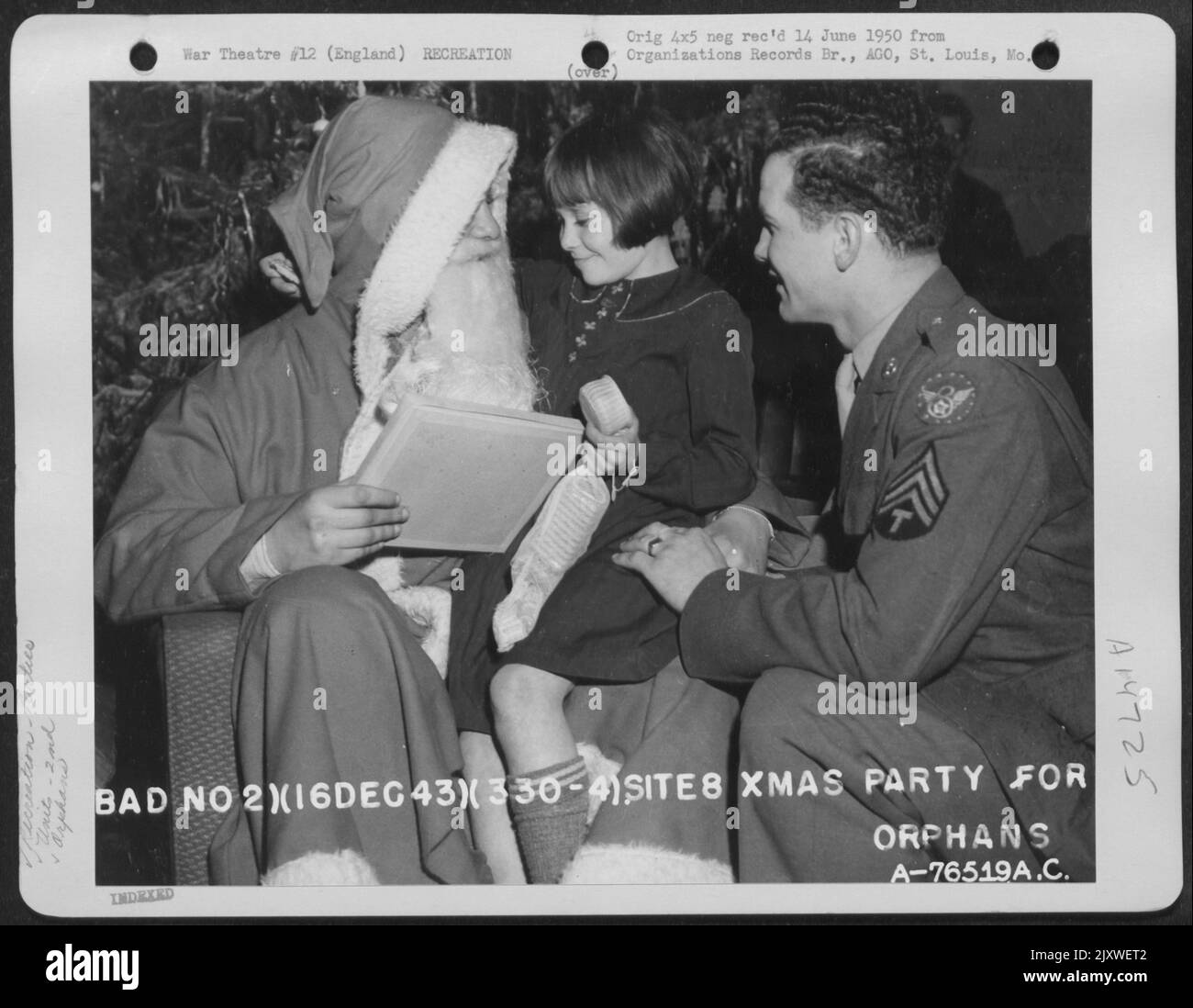 Mitglieder des Base Air Depot 2. unterhalten Kriegswaisen auf Einer Weihnachtsfeier in Lancashire, England, am 16. Dezember 1943. Stockfoto