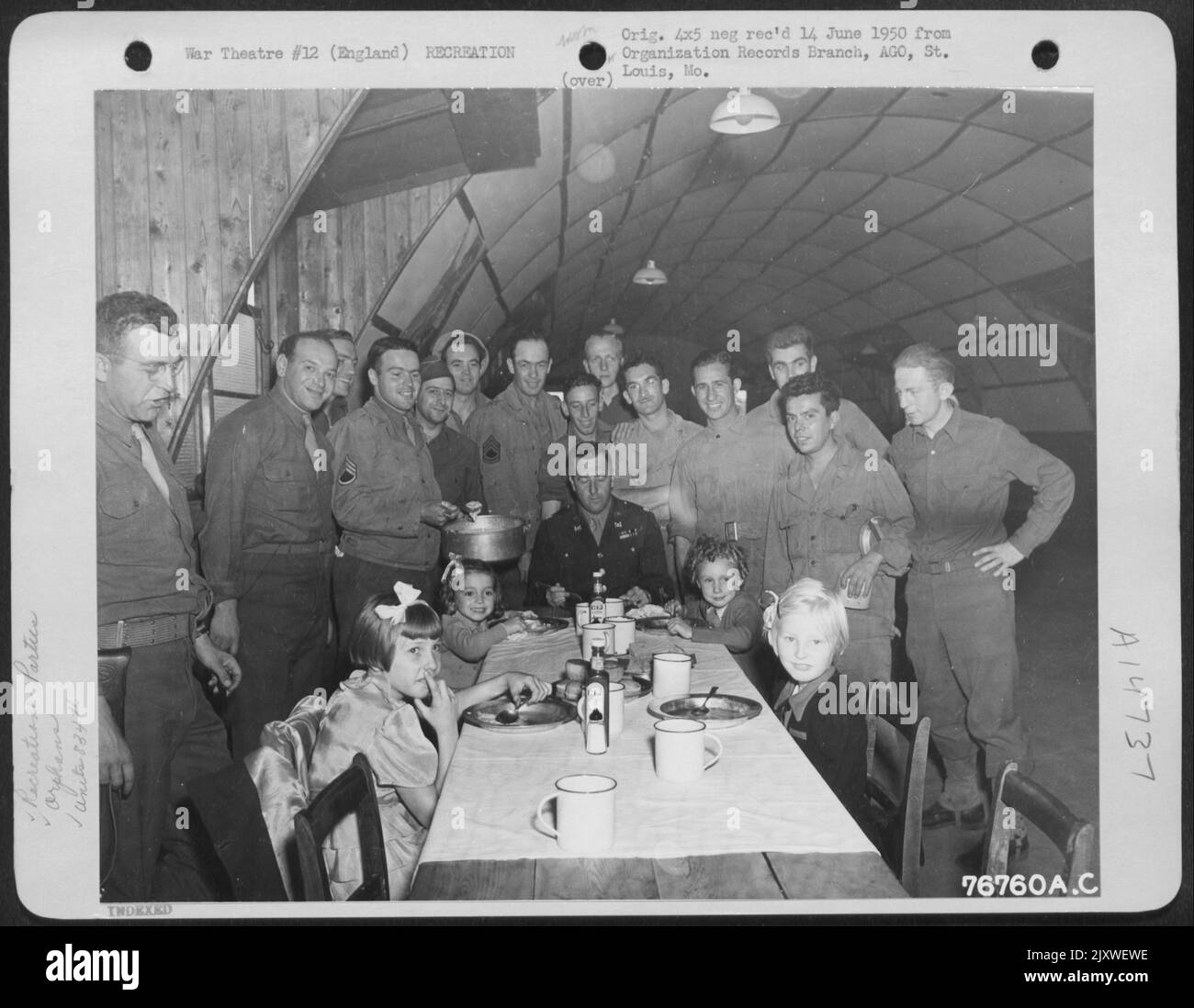 Männer des Ingenieur-Luftfahrt-Bataillons von 834Th treten während Einer Party in ihrer Messehalle in Matching, England, als Gastgeber für englische Waisenkinder auf. Stockfoto