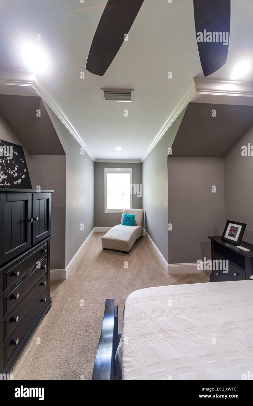 Ein Dachfenster, perfekt für eine Sitzecke, um Bücher zu lesen oder ein Nickerchen zu machen Stockfoto