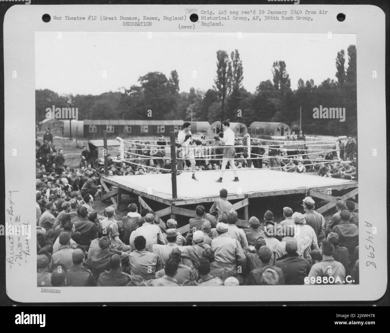 Billy Conn, Eine bekannte Boxerpersönlichkeit, stellt am 2. August 1944 in Great Dunmow, Essex, England, ein Ausstellungs-Match für Männer der 386Th Bomb Group auf. Stockfoto