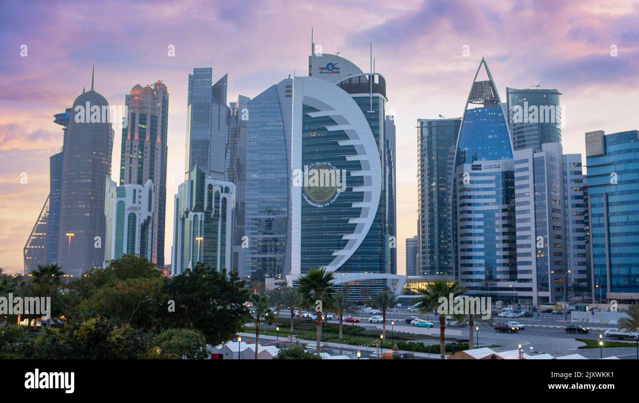 Doha, Katar - 08. August 2022 : Skyline von Doha mit vielen Business-Türmen. Stockfoto