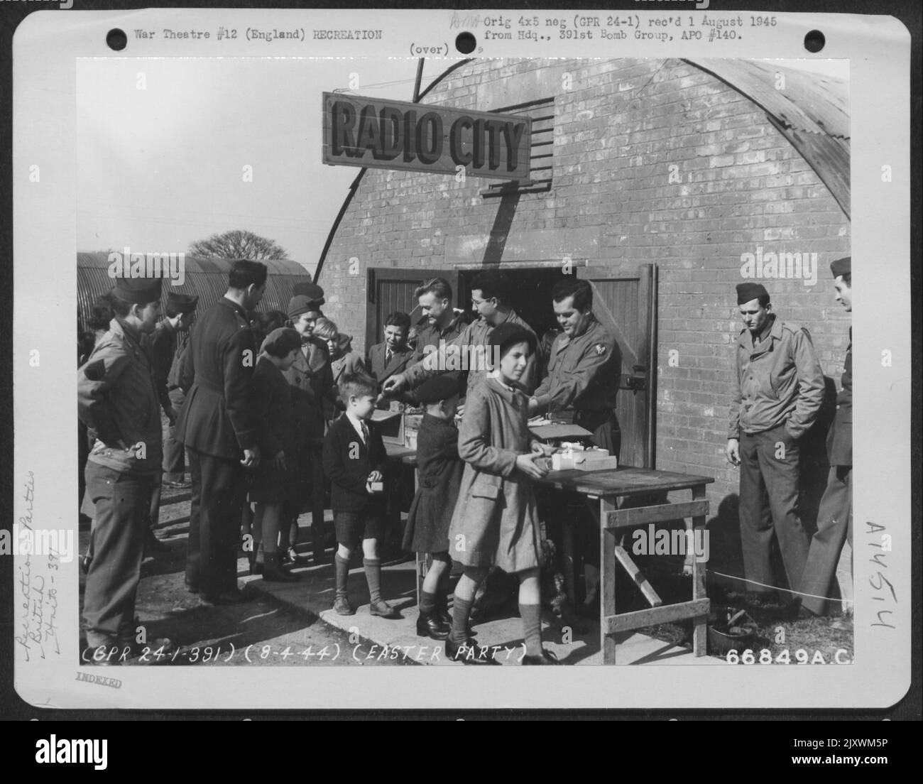 Britische Kinder sind Ehrengäste bei einer Osterparty, die von Men of the 391St Bomb Group, England, am 8. April 1944, gegeben wurde. Stockfoto